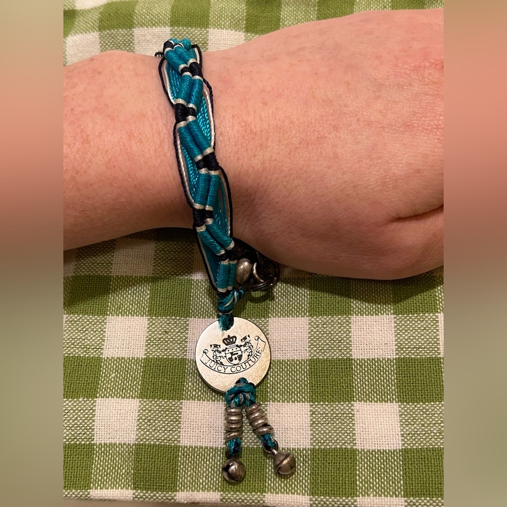 WOMEN’S JUICY COUTURE CORDED BRACELET.